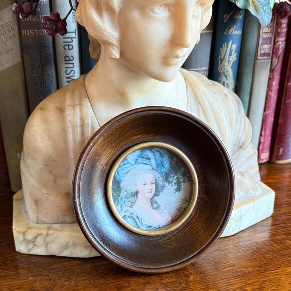 Vintage Marie Antoinette Round Wood Small Picture - Picture 7 of 12